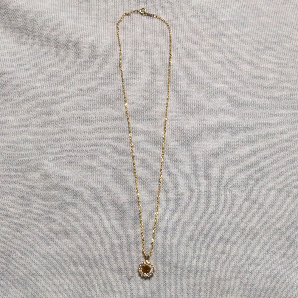 Gold chain flower pendant necklace